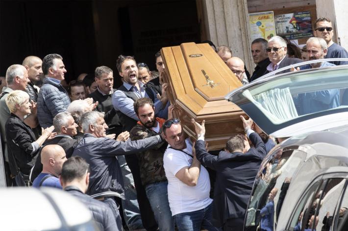 In tanti al funerale del padre violento: 'Non era un mostro'