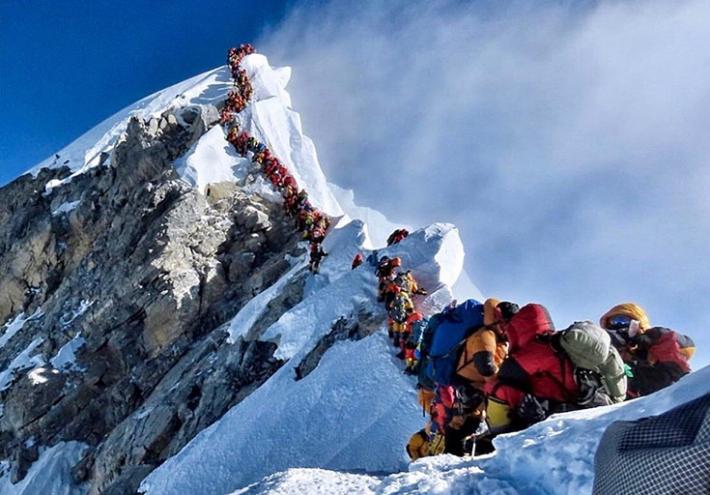 Altre due vittime sull'Everest sovraffollato, 10 morti in 12 giorni