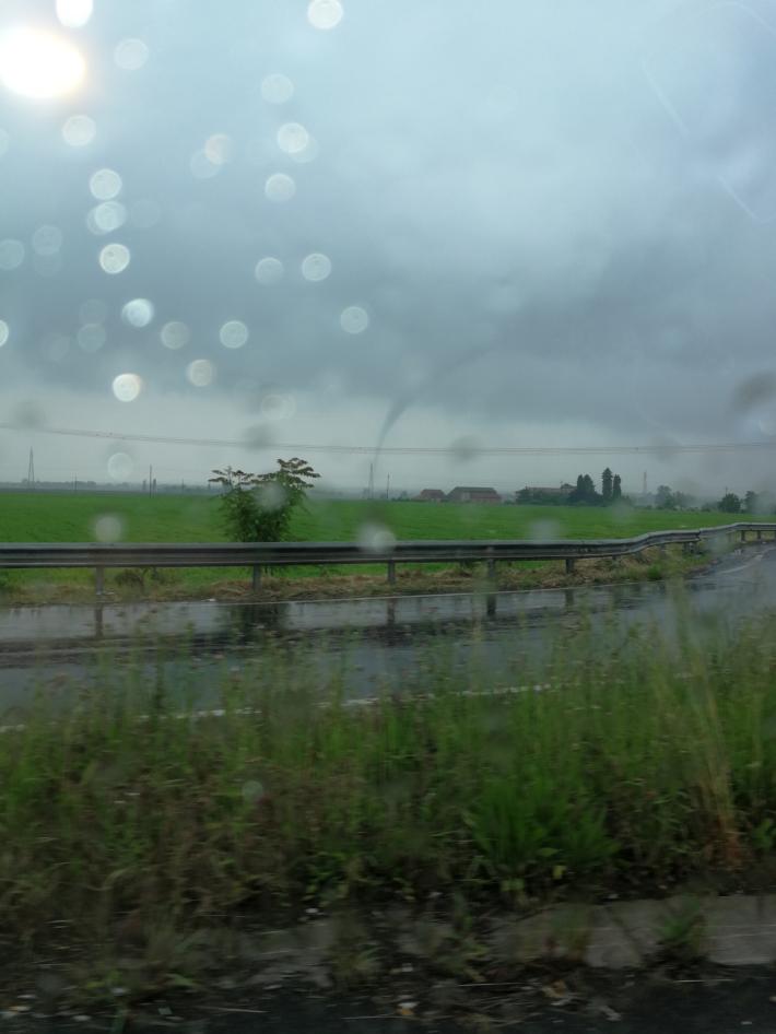 Tromba d'aria a Sanguinaro: la foto di un lettore