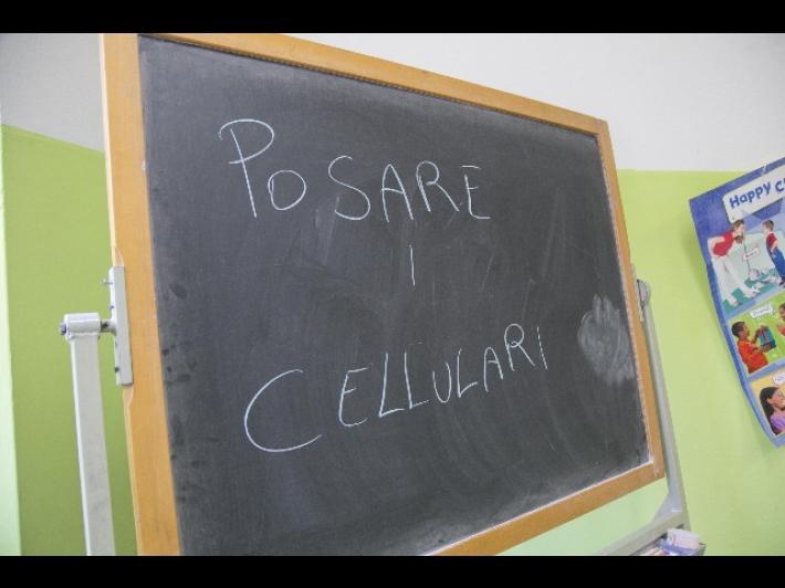 Fotografa scheda, non silenzia telefono