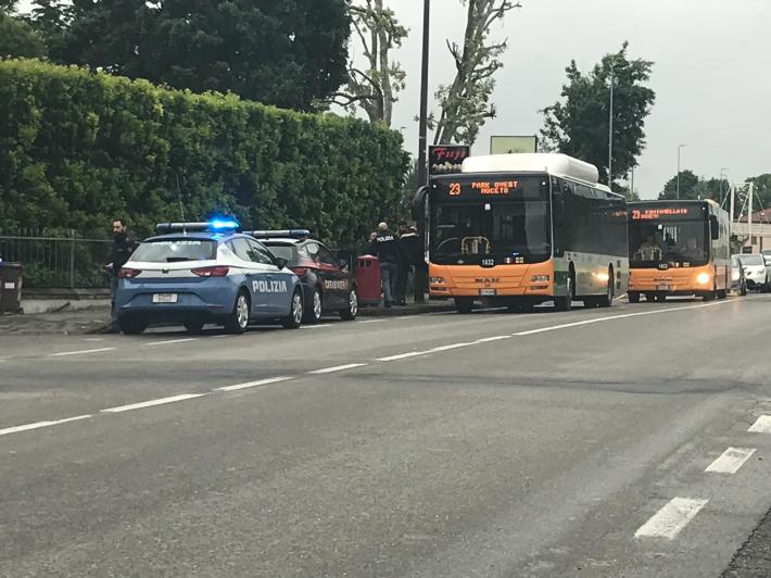 Molesta i viaggiatori sul bus: intervengono poliziotti e carabinieri