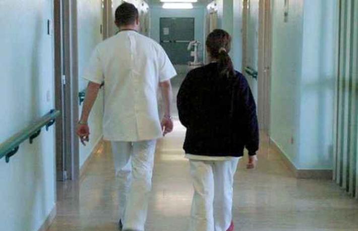 Gallarate: il radiologo faceva spogliare completamente le pazienti e le fotografava. Denunciato per violenza sessuale aggravata