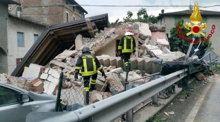 Fuga di gas, crolla un palazzo: uomo grave al Maggiore