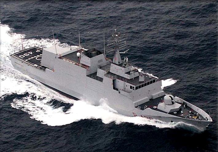 Nave della Marina soccorre un gommone in difficolt&agrave;