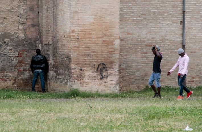 Toilette en plein air tra i bastioni della Pilotta