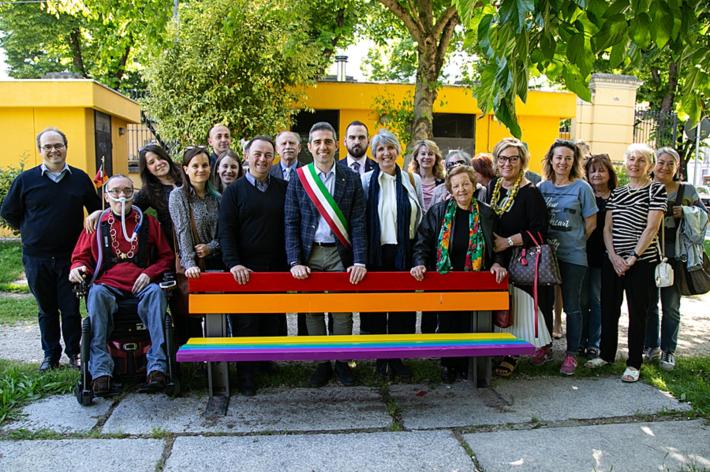 Una panchina arcobaleno contro la violenza