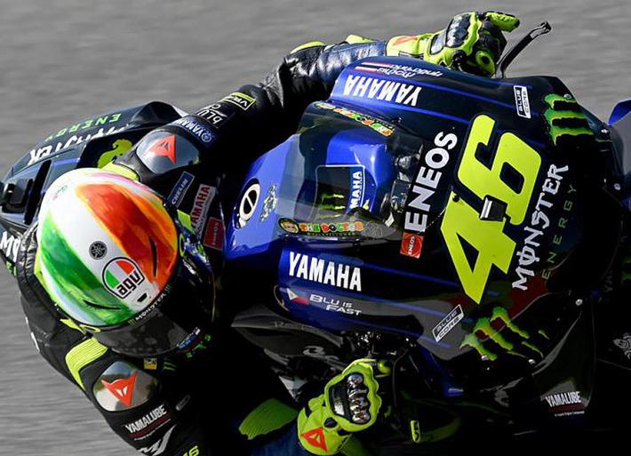 Valentino Rossi con un nuovo casco in omaggio al tricolore