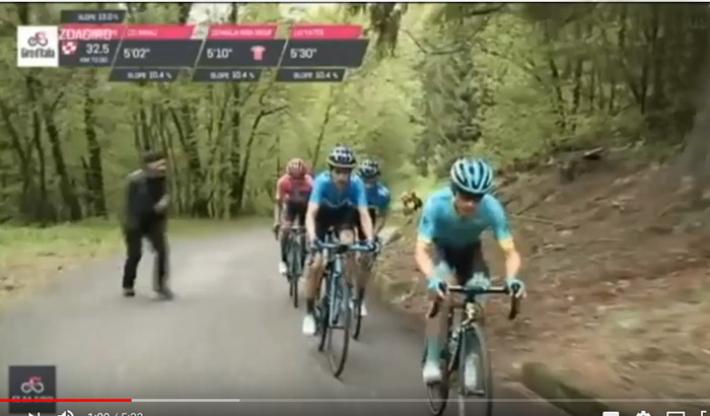 Giro: tifoso lo fa cadere, Lopez lo prende a schiaffi - Video