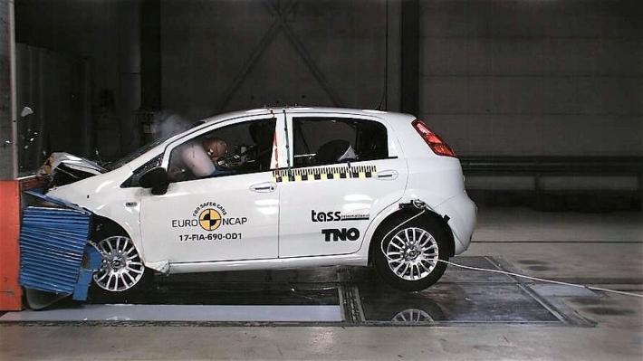 Crash test EuroNCAP, alla cara vecchia Fiat Punto zero stelle