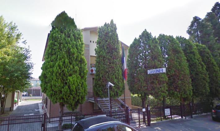 Auto come ariete per rubare al bar