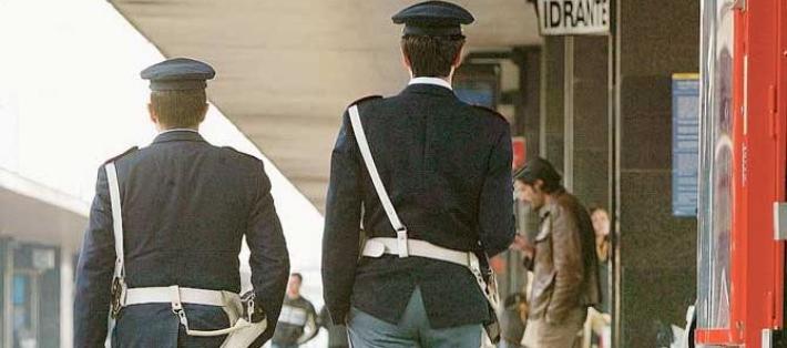 Fidenza, tentano di scendere ubriachi dal treno in corsa: denunciati dalla Polfer 