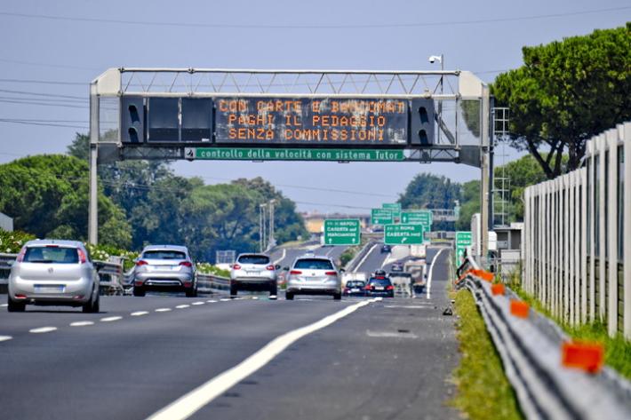 Ubriaca, guida per 5 km contromano in autostrada: 50enne denunciata
