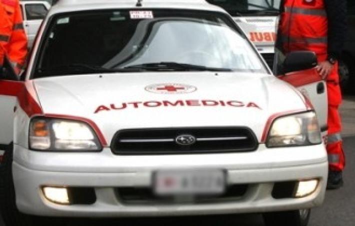 Auto si ribalta dopo lo scontro  con un camion a Castione Marchesi: un ferito