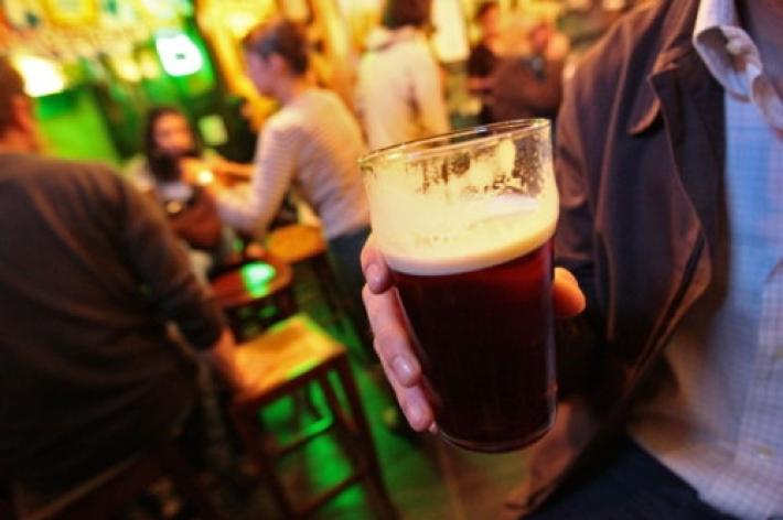 Vendeva alcolici a minorenni: sospesa per 15 giorni la licenza a un barista di Borgotaro