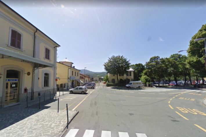 Ruba un'auto in piazza: il proprietario lo fa arrestare