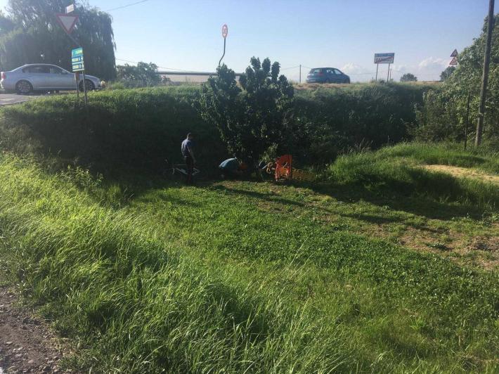 Paura per un ciclista gi&ugrave; dall'argine e finito contro una pianta