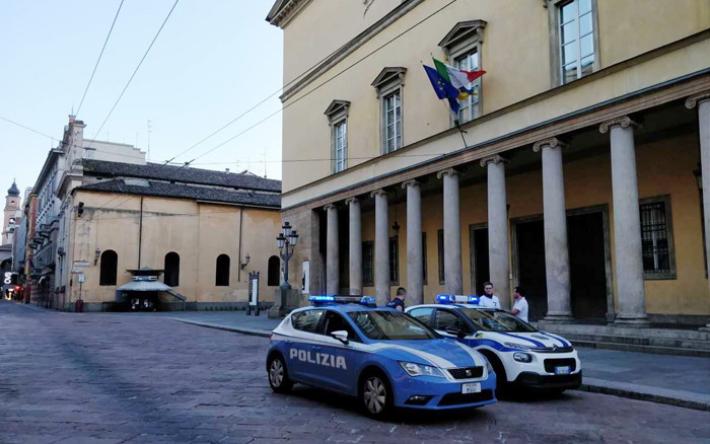 Controlli straordinari: 16 diffide per chi stazionava con alcolici tra Battistero e Regio