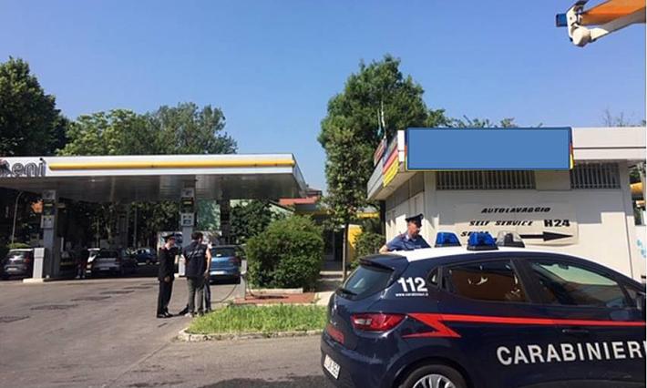 Controlli dei carabinieri sugli autolavaggi alla ricerca di irregolarit&agrave;