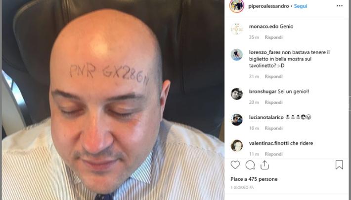 In treno col biglietto scritto in fronte: &laquo;Cos&igrave; il controllore non mi sveglia&raquo; - La foto virale