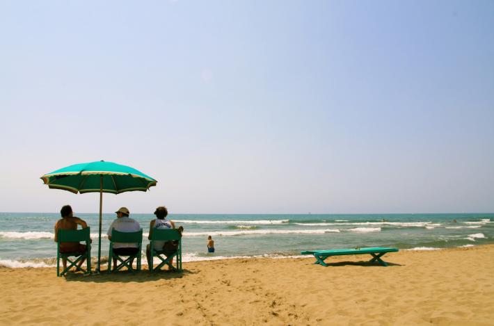 L'enorme yacht di Onassis ormeggiato a Forte dei Marmi