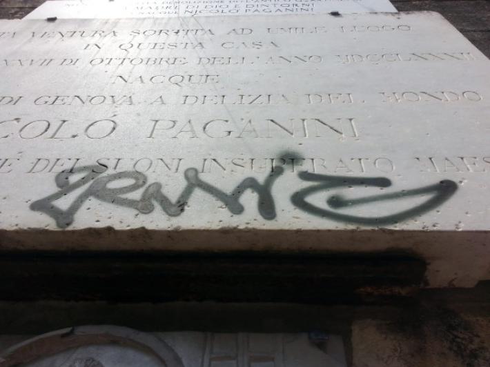 Spray su targa a Paganini a Genova