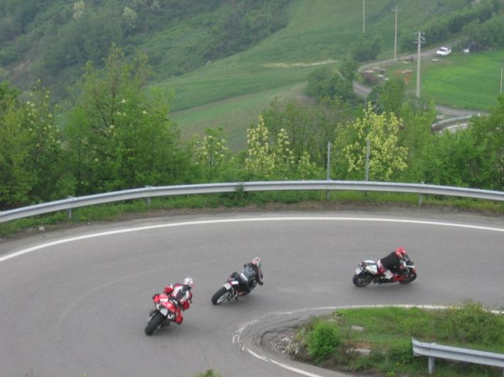 Passo della Cisa, motociclista rovina a terra: trasportato al Maggiore