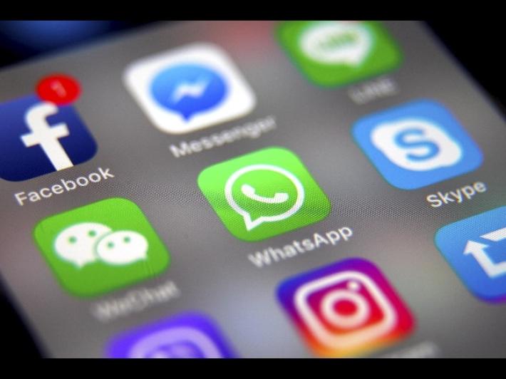 A 13 anni nuda nella chat della sua classe