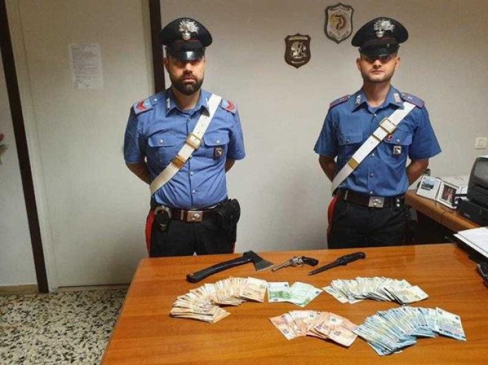Coltello, accetta e cazzotti, rapina al supermercato: arrestati due fuggitivi
