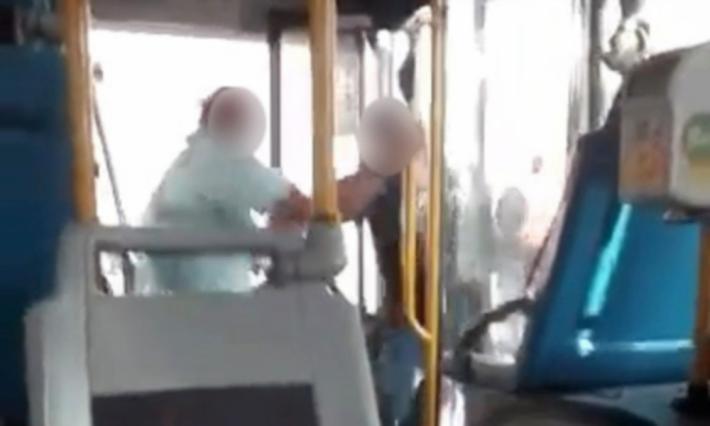 Violenza sul bus, l'autista indagato per percosse