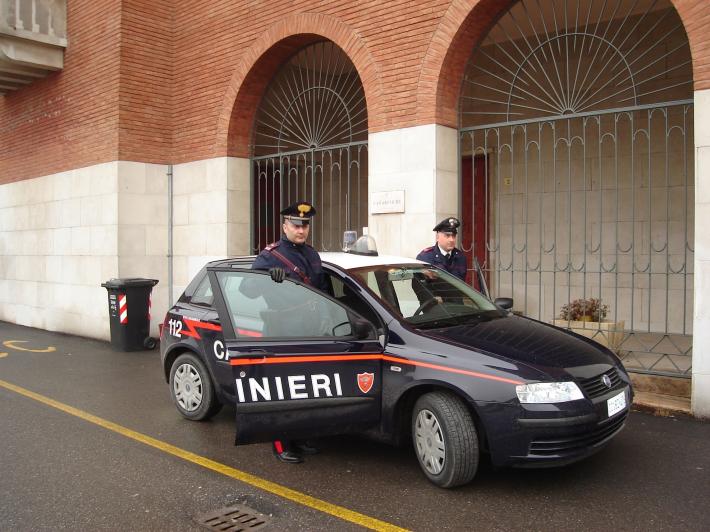 Mette in vendita pneumatici, ma viene truffata: 3 denunciati