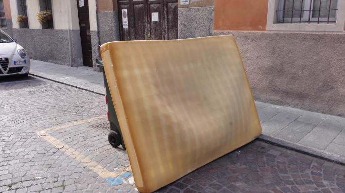 "Borgo Guazzo, nuovo risveglio coi rifiuti abbandonati"