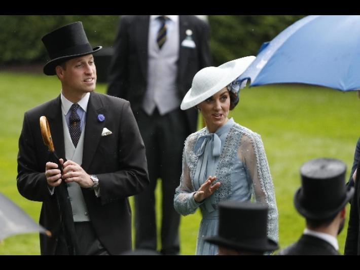 Il corteo di William e Kate investe un'anziana: &egrave; grave