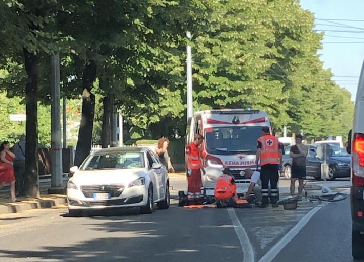 Donna in bici investita in via Sidoli da una Mercedes
