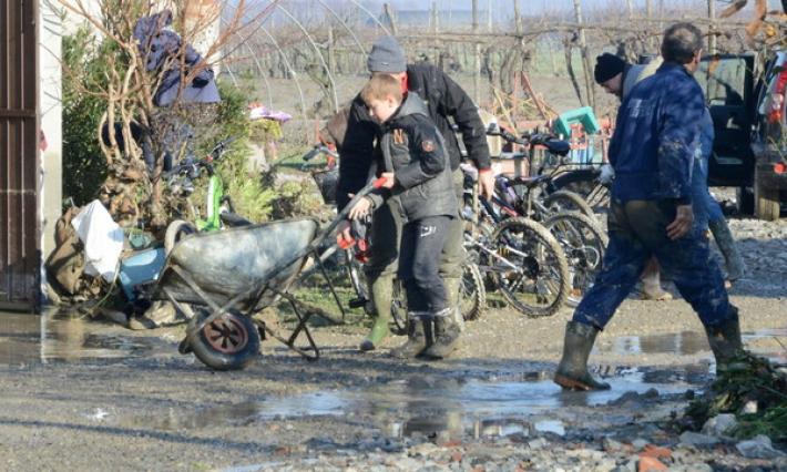 A Lentigione, dove si lotta con il fango