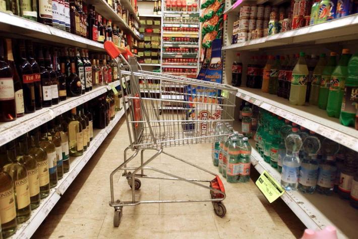 Entra al supermercato, riempie lo zaino di merce ed esce senza pagare. Nei guai 34enne italiano