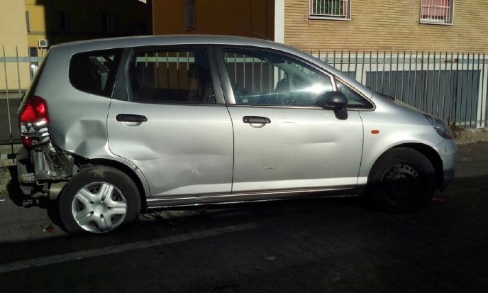 Sfascia l'auto di Luisella Notari e poi si pente