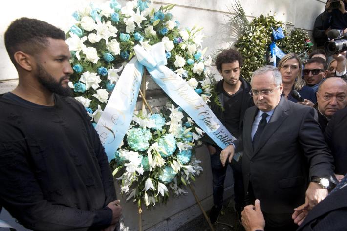 Caso "Anna Frank": gettati nel Tevere i fiori di scusa di Lotito