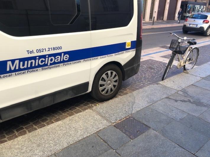 Beccato con una bici rubata: nigeriano denunciato e bicicletta restituita al proprietario