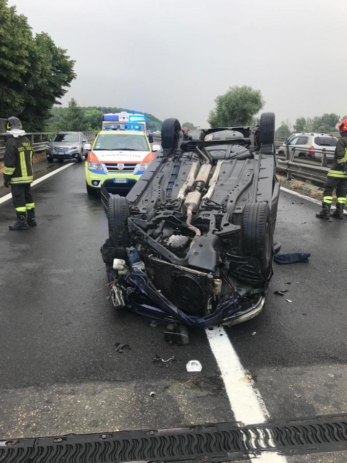 Auto si ribalta in tangenziale, un ferito e code