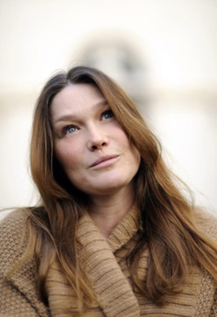 Carla Bruni, 'ho avuto un cancro al seno, salva con i controlli'