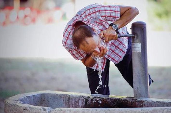 Bere meno di due litri d'acqua al giorno aumenterebbe l'ansia fisica