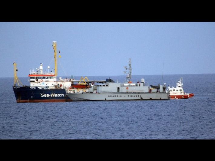 Il capitano della Sea Watch: 'Sbarco a Lampedusa'. Salvini: 'Non entreranno'