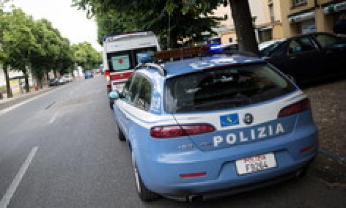 Rapinato e buttato a terra da due stranieri