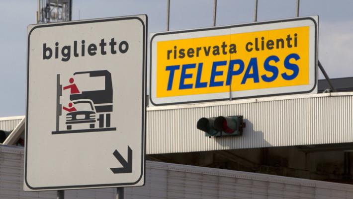 Autostrade, stop all'aumento dei pedaggi fino al 15 settembre 