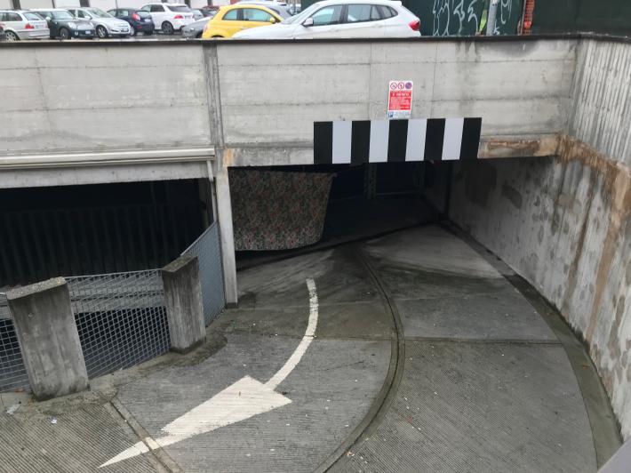 Lenzuola  appese nel parcheggio