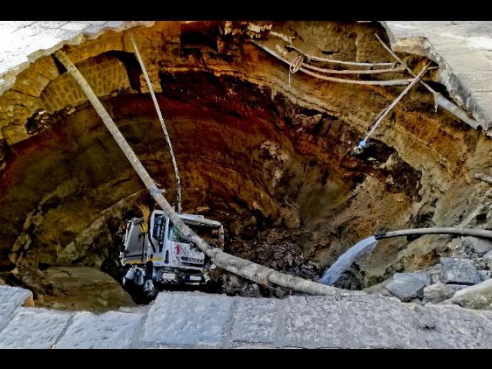 Voragine nel Napoletano, precipita un camion