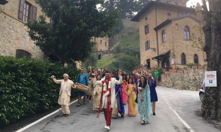 Nozze indiane, fascino e colori al castello di Tabiano
