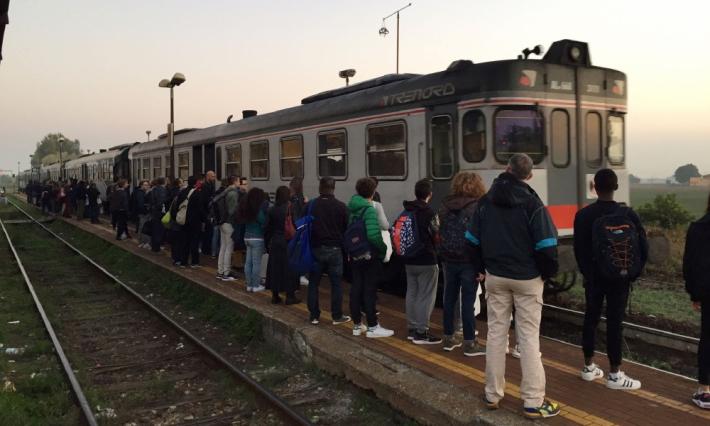 Treno cancellato: studenti a piedi al freddo a Busseto