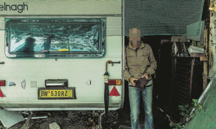 Gli danno la residenza. In una roulotte in via Langhirano