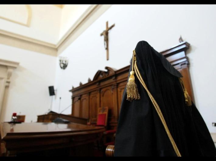 Denuncia il marito per strupro, chiesta archiviazione: "l'uomo deve vincere resistenze"